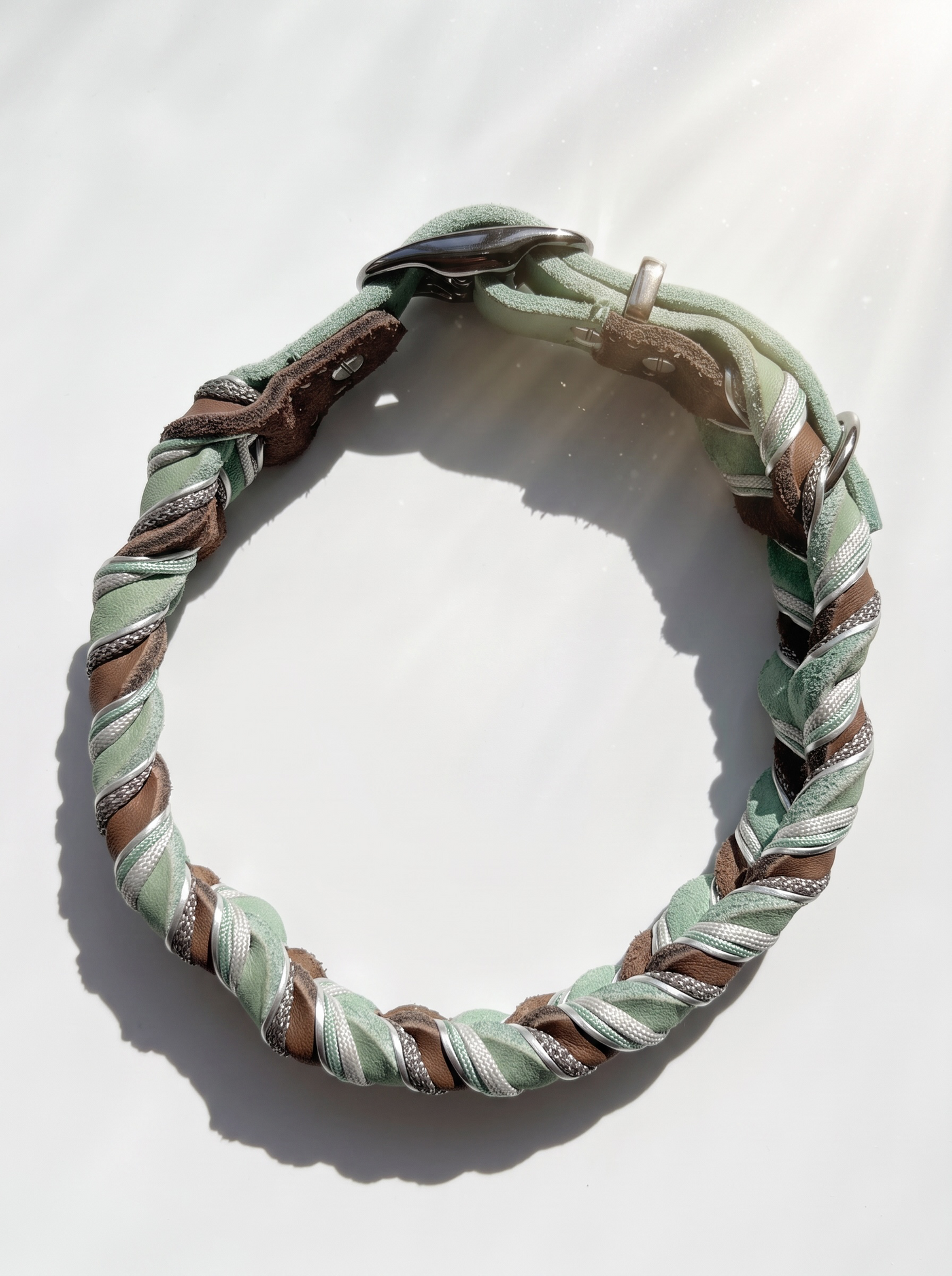 Hunde set aus Fettleder bestehend aus Halsband und Leine in den Farben Schlamm und mint. Geeignet für kleine, mittlere und große Hunde, da es a das Gewicht und Größe angepasst wird. Details in grau, Silber und grün. Draufsicht Halsband 