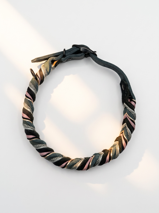 Hundehalsband aus Fettleder in schwarz & Grau mit rosa und Silber Details. Geflochtenes Lederhalsband in verschiedenen Breiten. Anpassbar und personalisierbar für deinen Hund. Draufsicht weave 