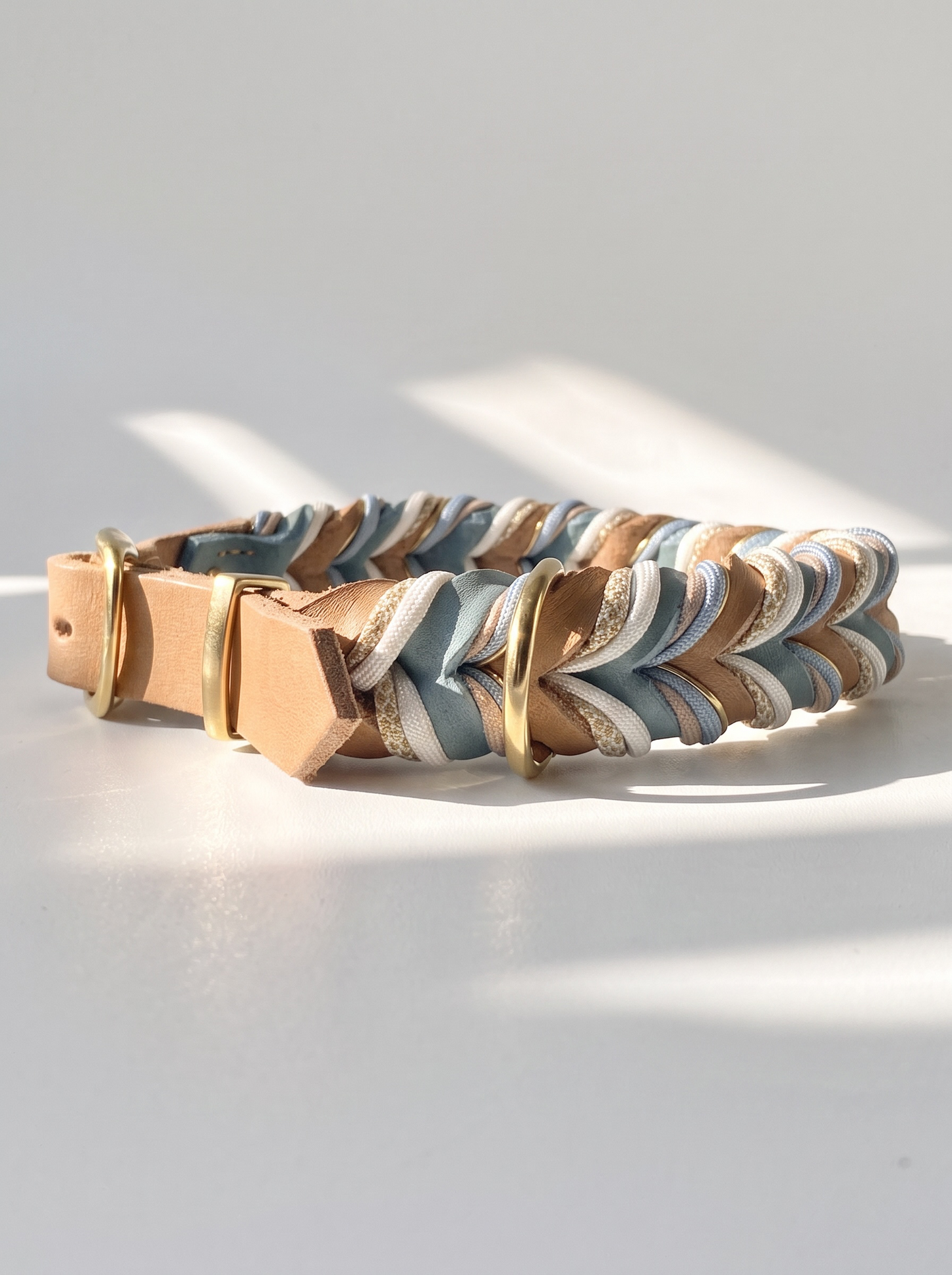 Hundeset aus Fettleder in Braun und Blau mit goldenen und weißen Details. Lederhalsband und Lederleine Geeigent für kleine, mittlere und große Hunde, da es individuell an deinen Hund angepasst wird. Verschiedene Breiten und Längen personalisierbar. Halsband Seitenansicht 