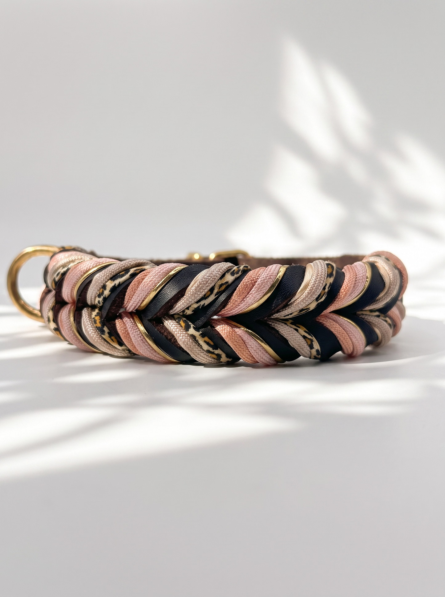 Lederhalsband geflochten mit Leo-Details und kupfer farbenen Details. Handgefertigt und individuell anpassbar an jede Hundegröße. Lederhalsband Rückansicht 