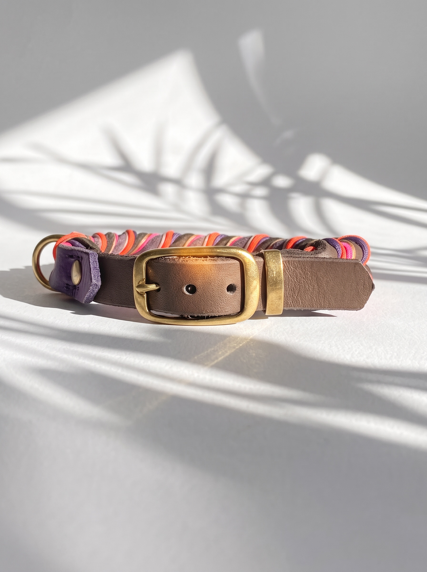 Hunde set aus Fettleder bestehend aus Halsband und Leine in den Farben: Braun und Orchidee mit lila, orangen, rosa und goldenen Details. Geeignet für kleine, mittlere und große Hunde da es individuell a das Gewicht und Größe angepasst wird. Ansicht Doppelstegschnalle vorne