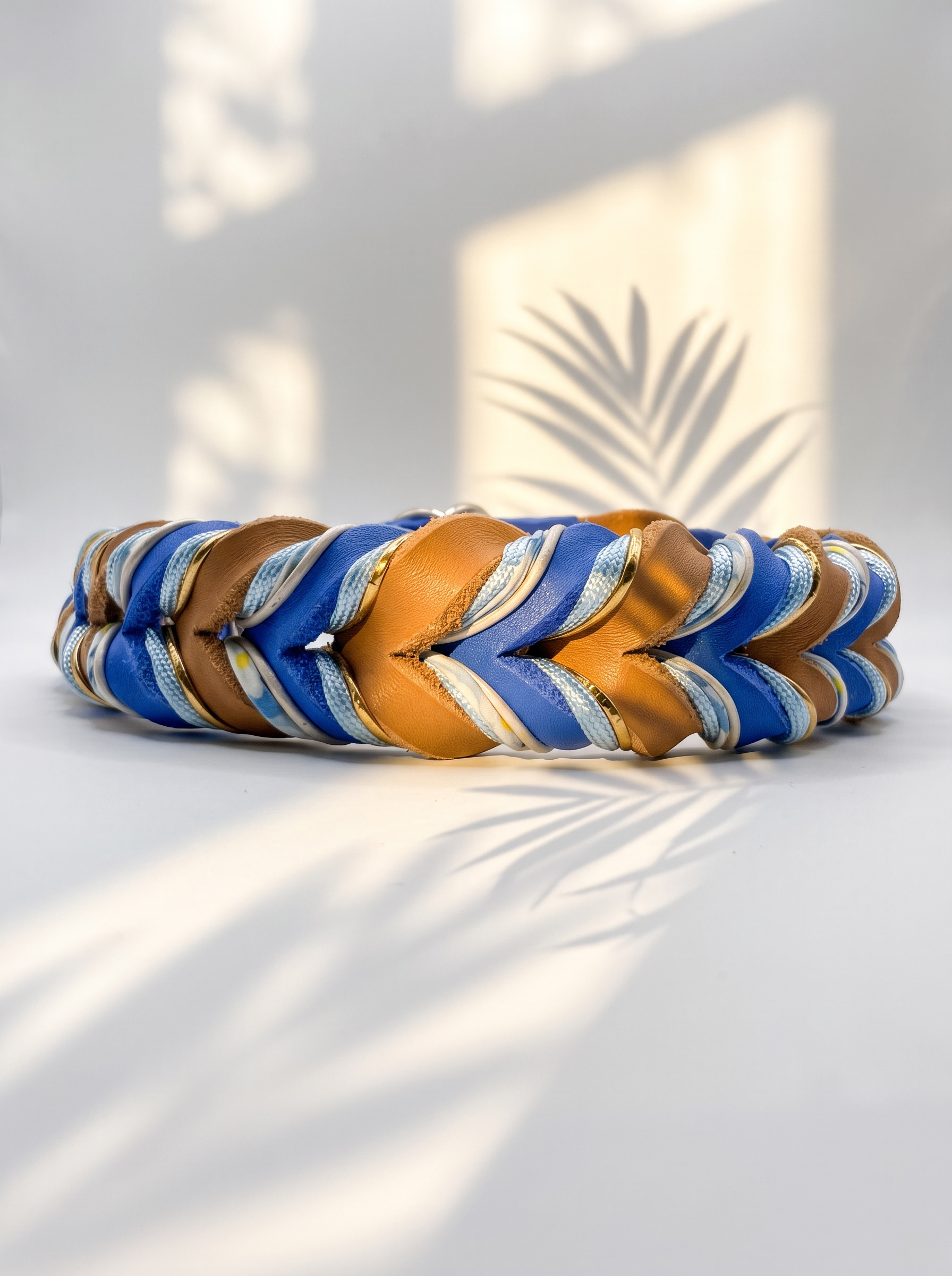 Lederhalsband geflochten in Braun und Blau mit Blumenband Details. Königsblau x Camel aus Fettleder. Anpassbar und personalisierbar. Ansicht Flechtung Details 