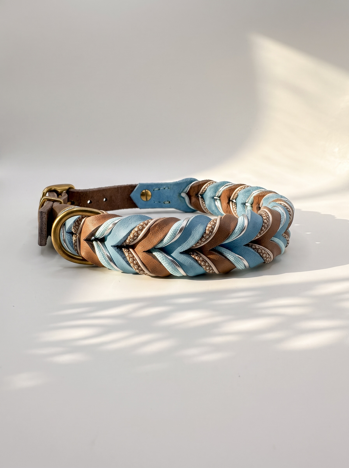 Lederhalsband geflochten aus Fettleder in braun und blau mit silbernen Details. Handgefertigt und individuell anpassbar. Details Halsband seiten