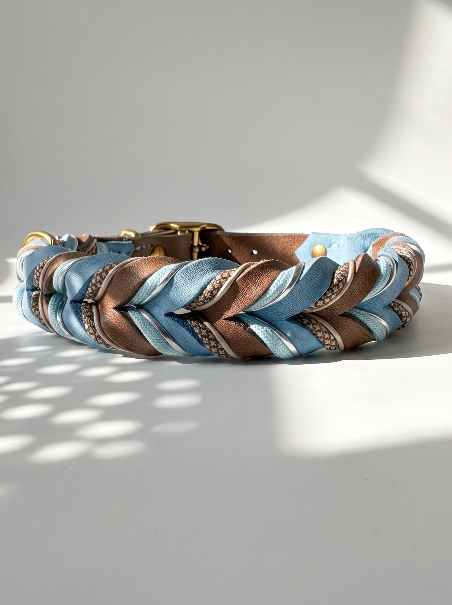 Lederhalsband geflochten aus Fettleder in braun und blau mit silbernen Details. Handgefertigt und individuell anpassbar. Ansicht des Halsbandes von hinten 