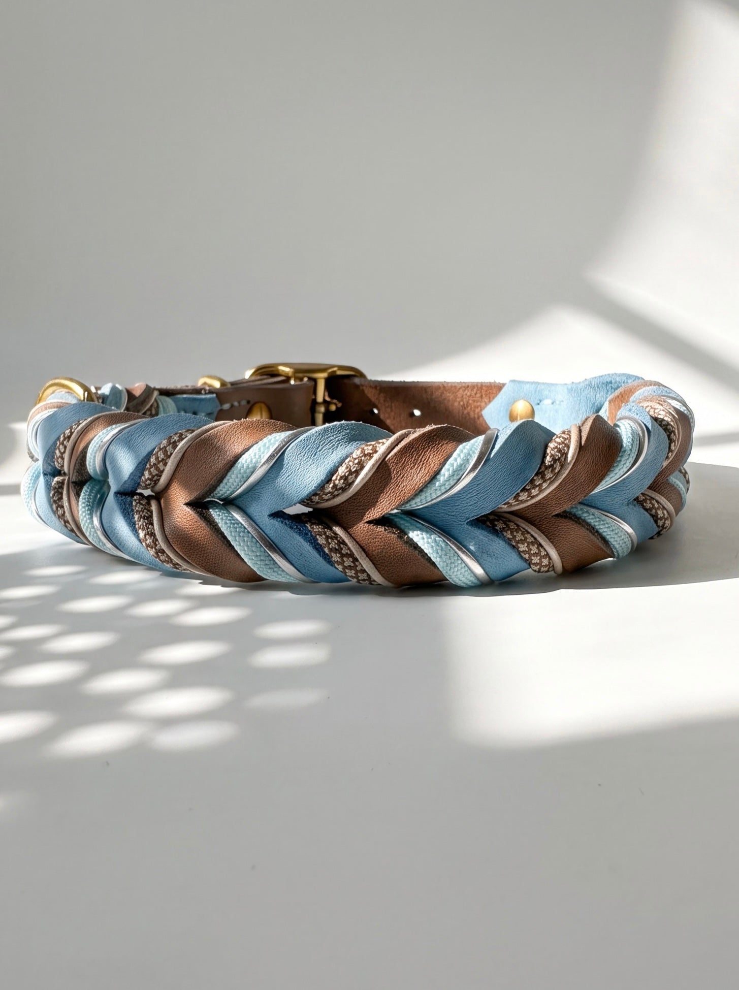 Lederhalsband geflochten aus Fettleder in braun und blau mit silbernen Details. Handgefertigt und individuell anpassbar. Ansicht des Halsbandes von hinten 