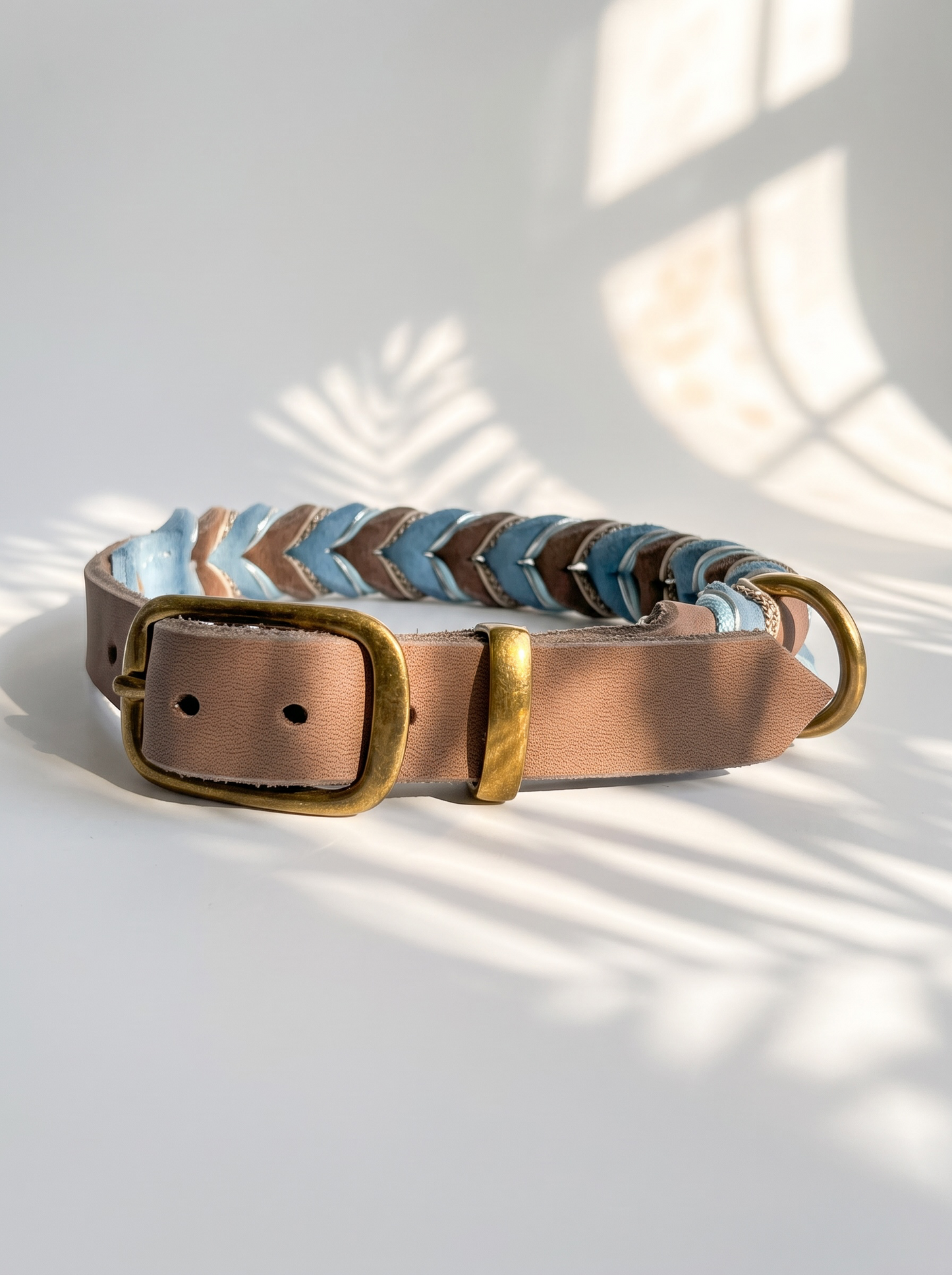 Lederhalsband geflochten aus Fettleder in braun und blau mit silbernen Details. Handgefertigt und individuell anpassbar. Ansicht des Halsbandes vorne doppelstegschnalle