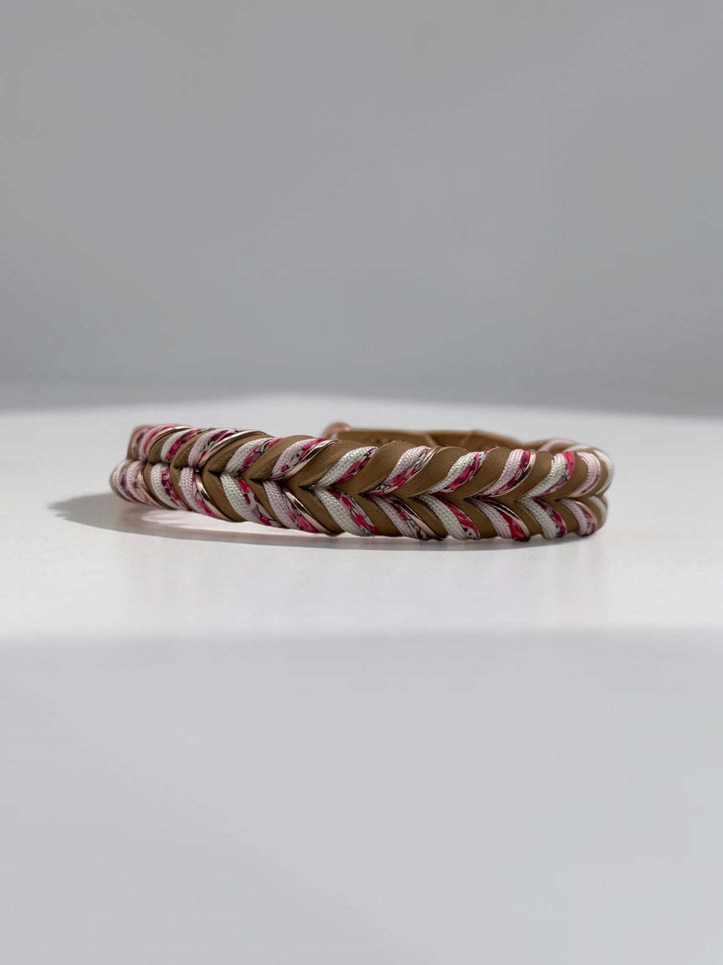 Lederhalsband aus braunen Leder in der Farbe Camel geflochten. Mit Blumen Details in rot und rose