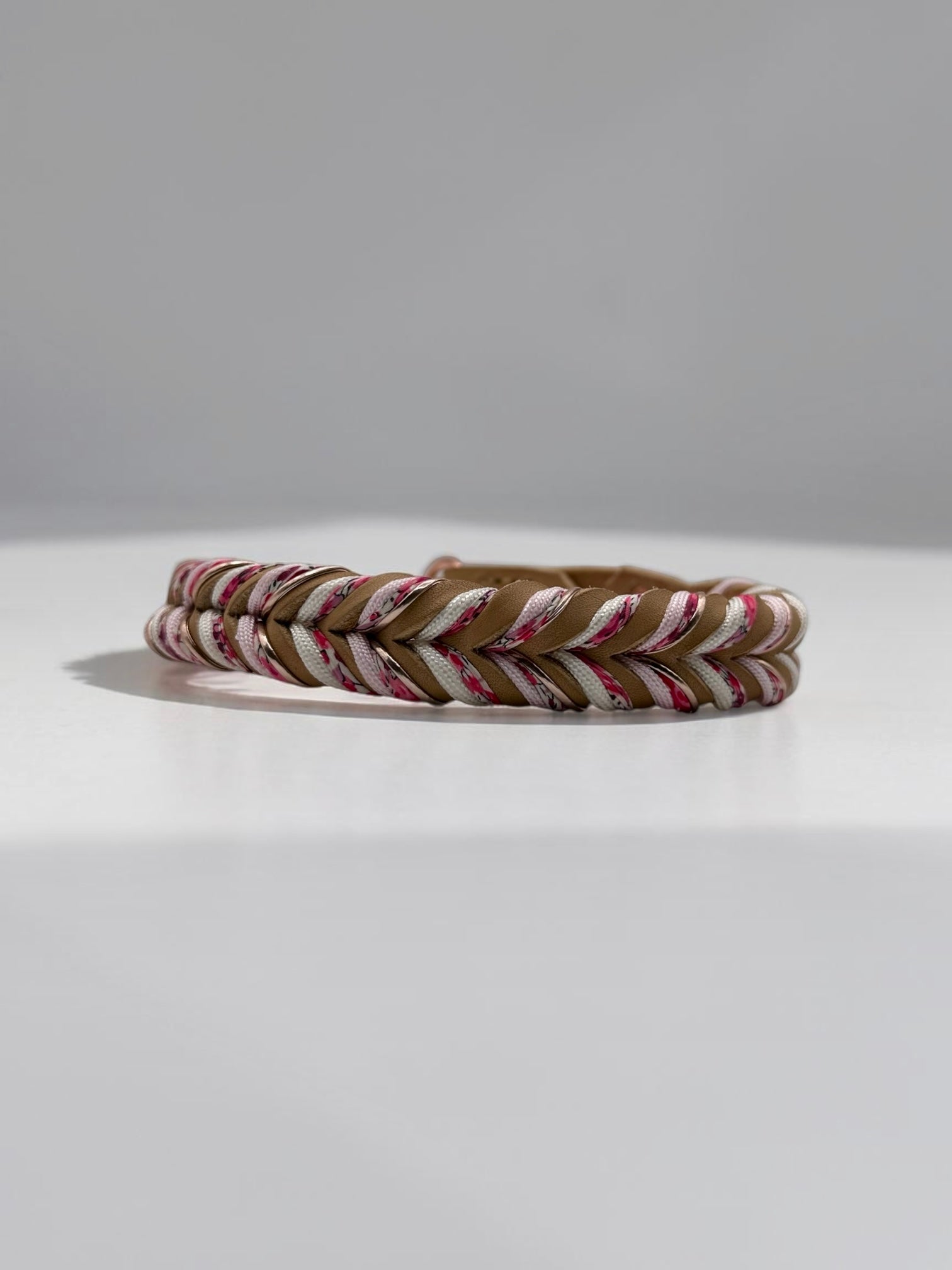 Lederhalsband aus braunen Leder in der Farbe Camel geflochten. Mit Blumen Details in rot und rose