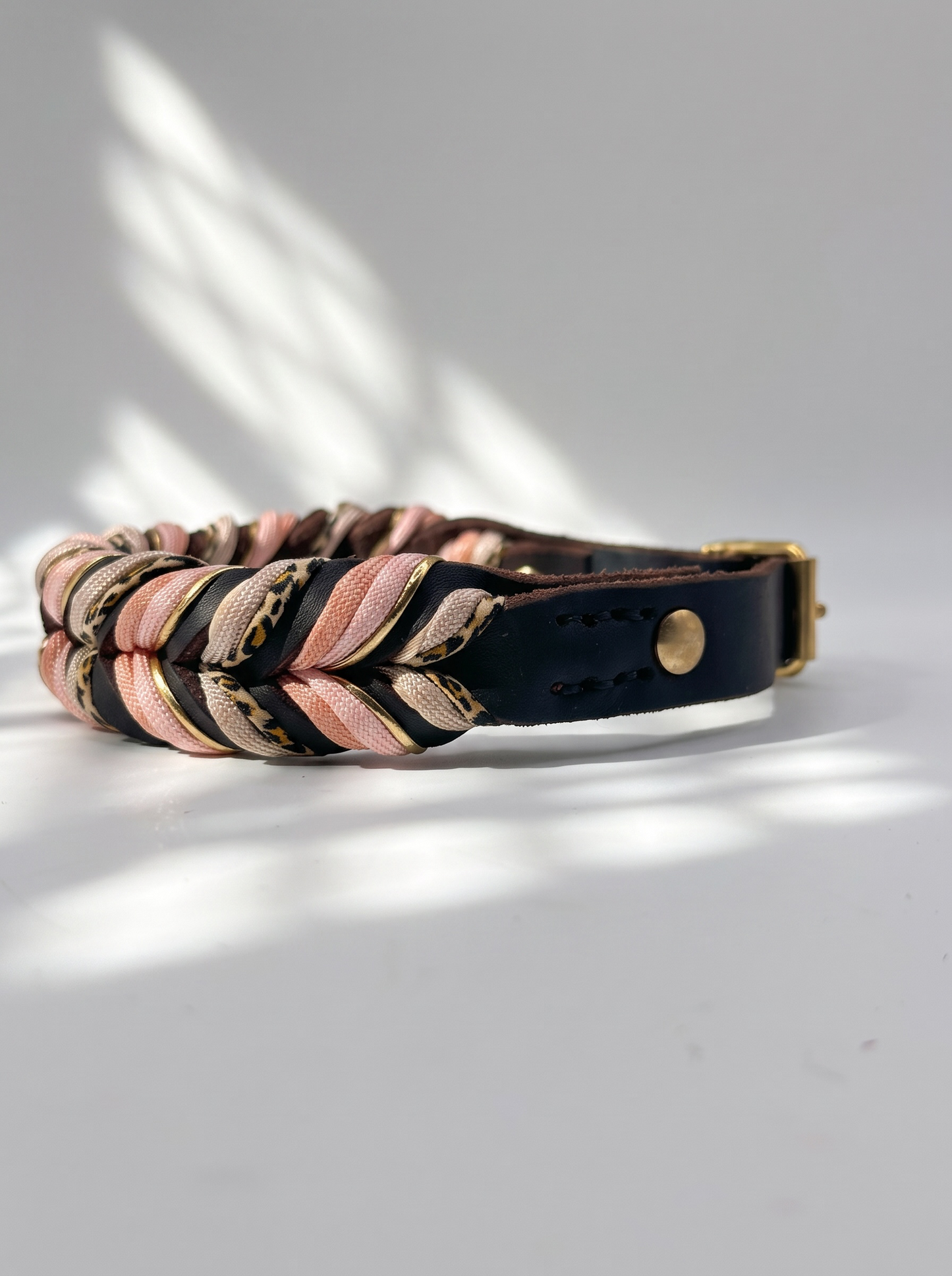 Lederhalsband geflochten mit Leo-Details und kupfer farbenen Details. Handgefertigt und individuell anpassbar an jede Hundegröße. Lederhalsband Seitenansicht 