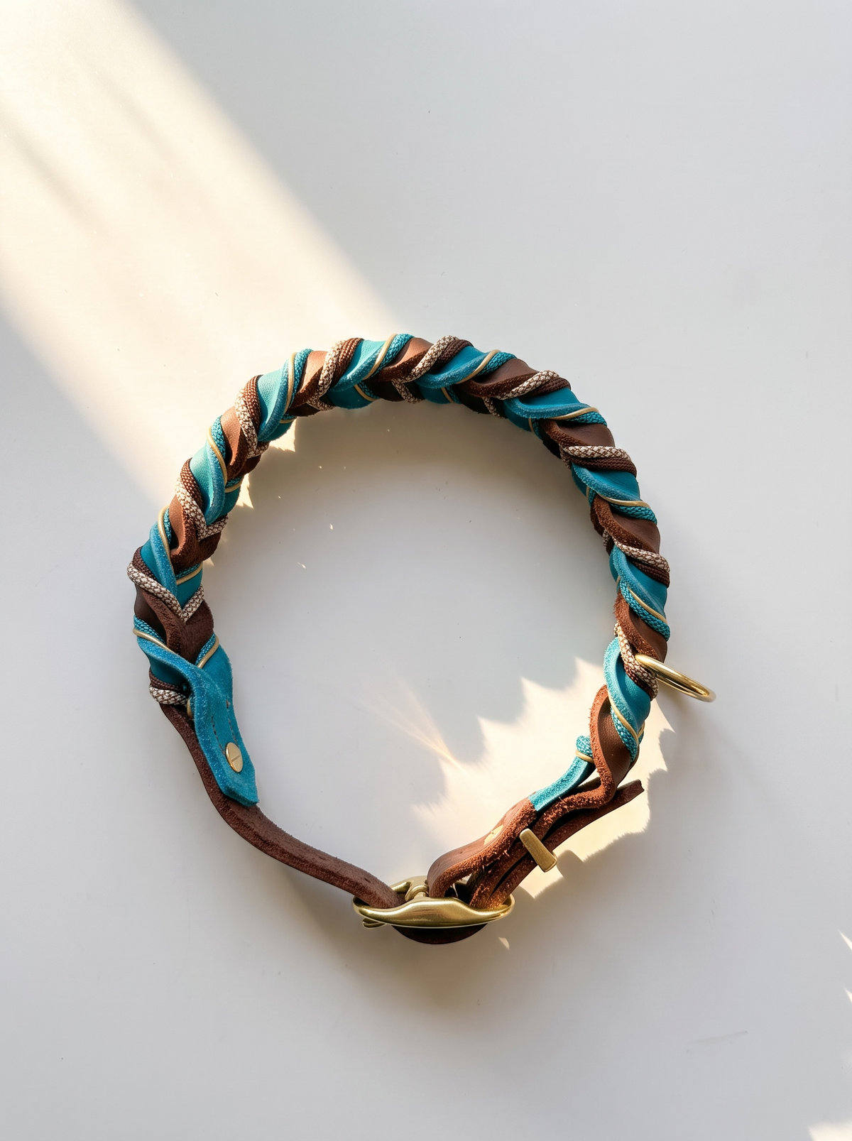 Hundehalsband  aus Leder in der Farbe Braun und Türkis. Geflochten aus Fettleder und Paracord in den Farben braun, crea,, blau und Gold. Draufsicht Halsband 