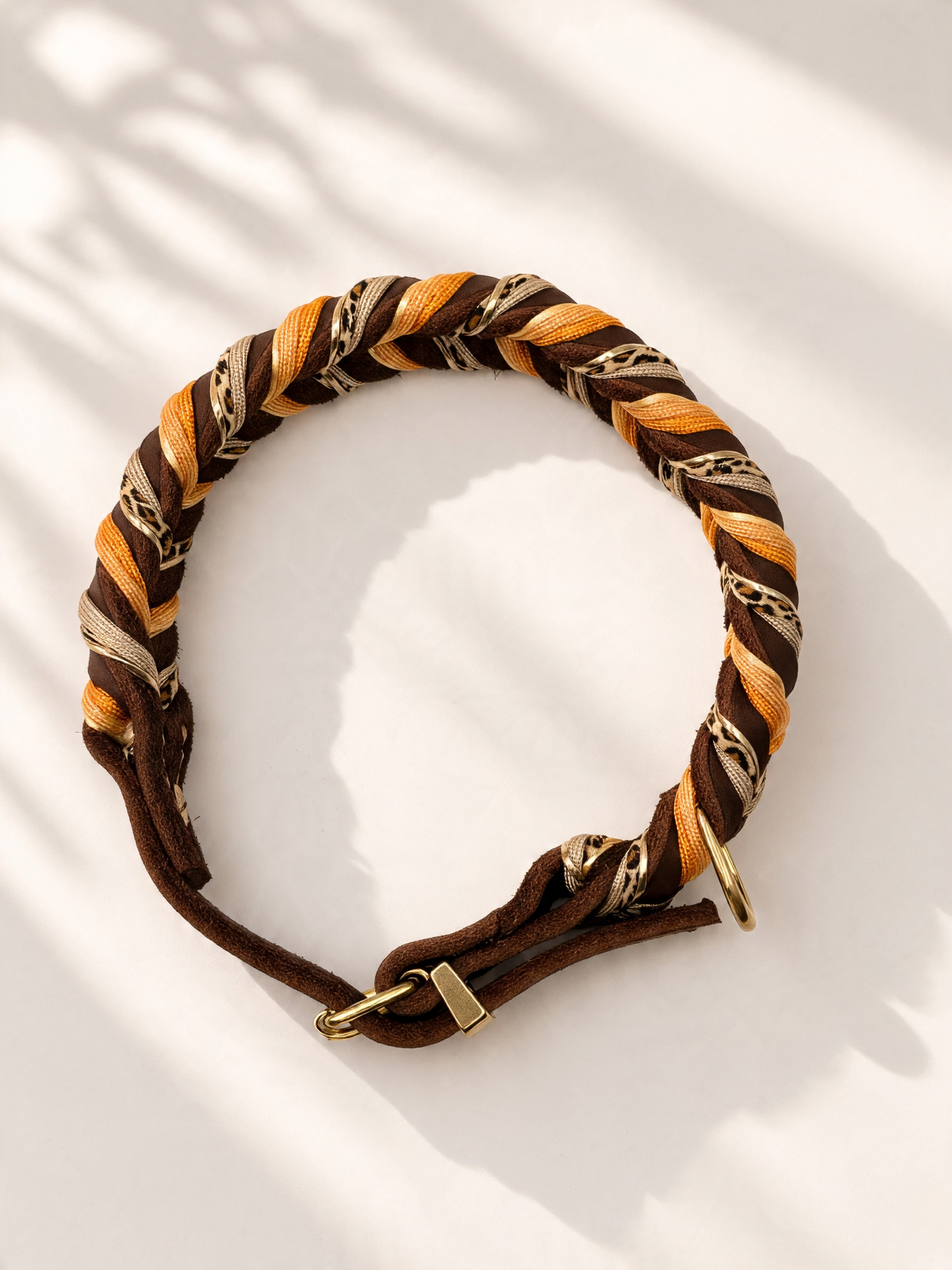 Hundehalsband aus Fettleder in schokobrau mit Leo Muster und gold gelben details. Handgemacht und individuell anpassbar. Ansicht Draufsicht 