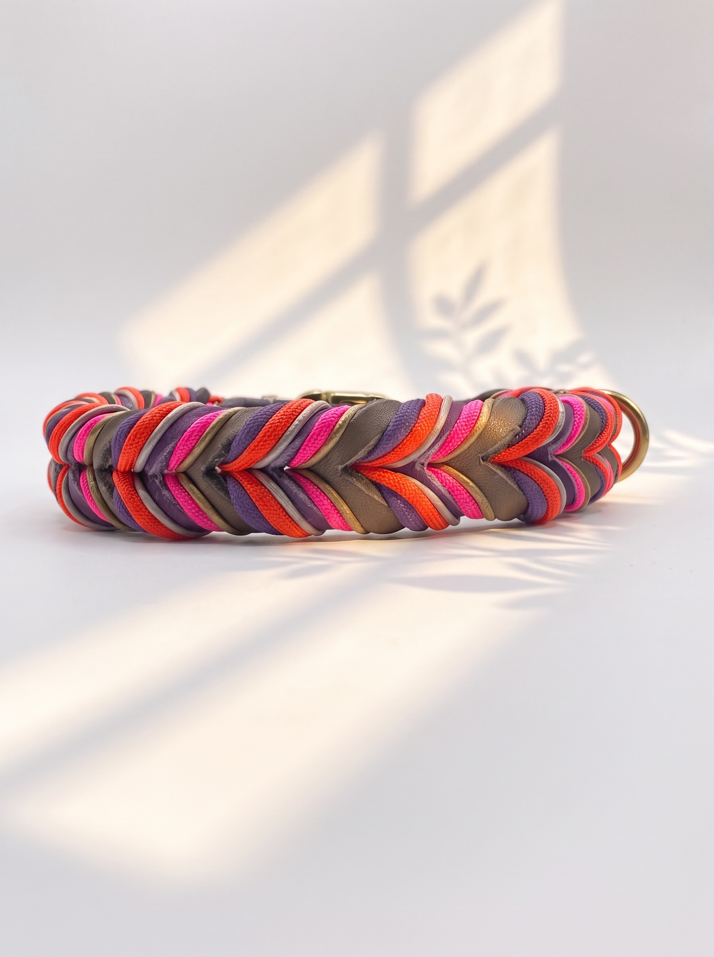 Hunde set aus Fettleder bestehend aus Halsband und Leine in den Farben: Braun und Orchidee mit lila, orangen, rosa und goldenen Details. Geeignet für kleine, mittlere und große Hunde da es individuell a das Gewicht und Größe angepasst wird. Ansicht Halsband hinten