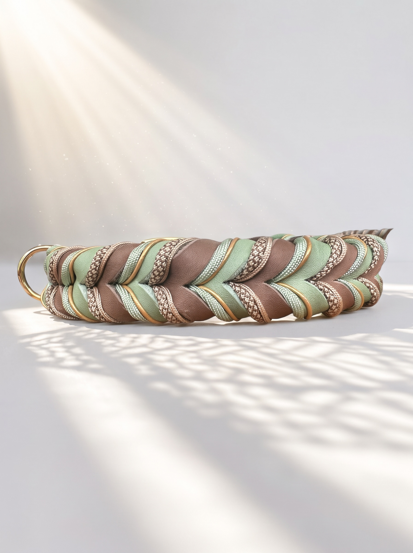 Lederhalsband geflochten in grün und braun. Mit goldenen Details. Personalisierbar und individuell anpassbar.  Ansicht Halsband hinten 