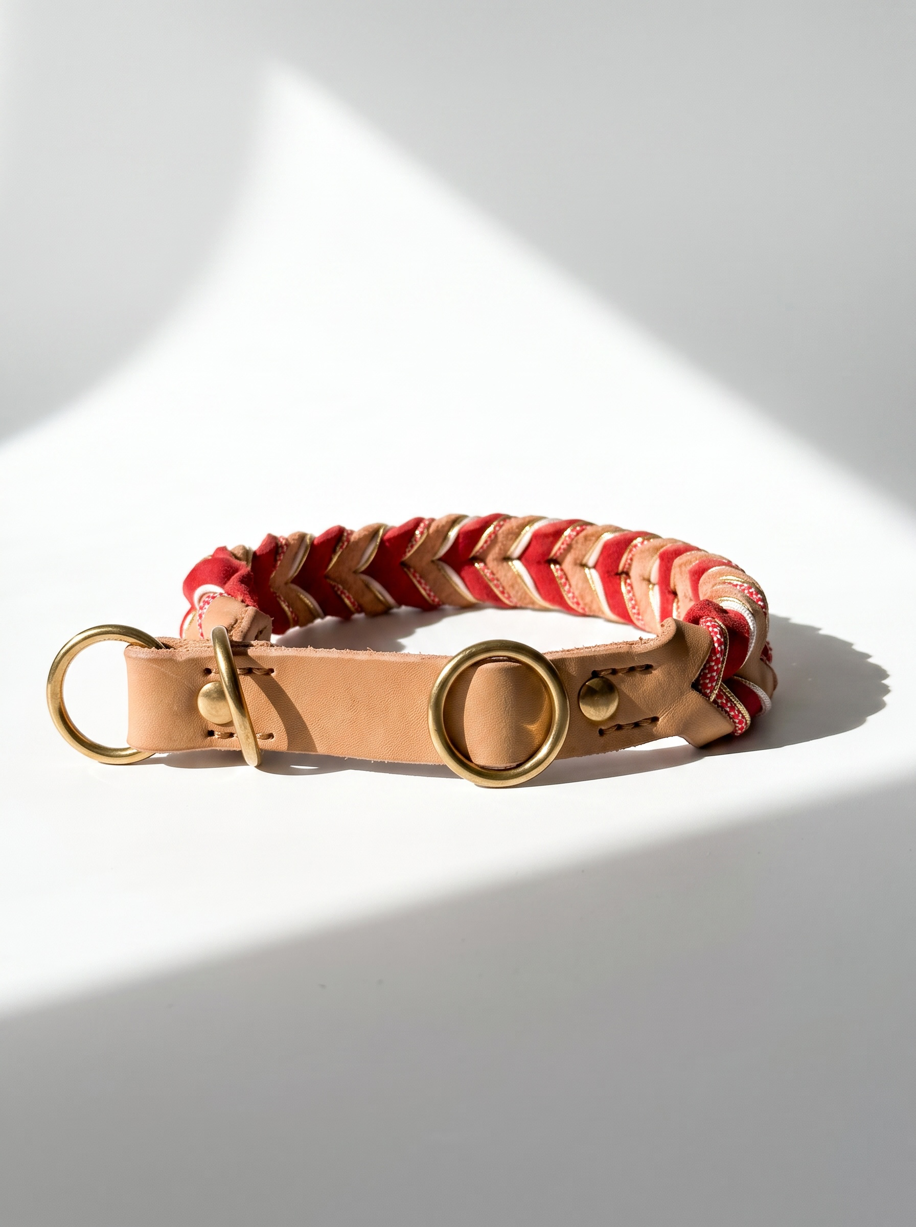 Hundehalsband aus Leder geflochten in braun und rot mit goldenen Details. Zugstopp Verschluss. Individuell anpassbar für jeden Hund. Ansicht Halsband Seite 