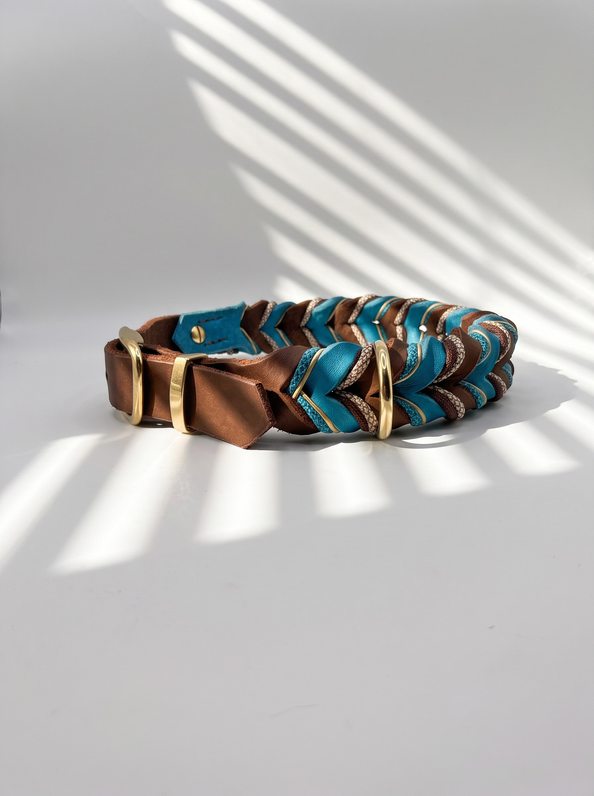Hundehalsband  aus Leder in der Farbe Braun und Türkis. Geflochten aus Fettleder und Paracord in den Farben braun, cream,, blau und Gold.