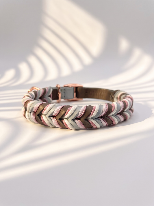 Lederhalsband geflochten in braun und grau mit weißen und rosa details. Handgefertigt und individuell gestaltbar. Ansicht hinten