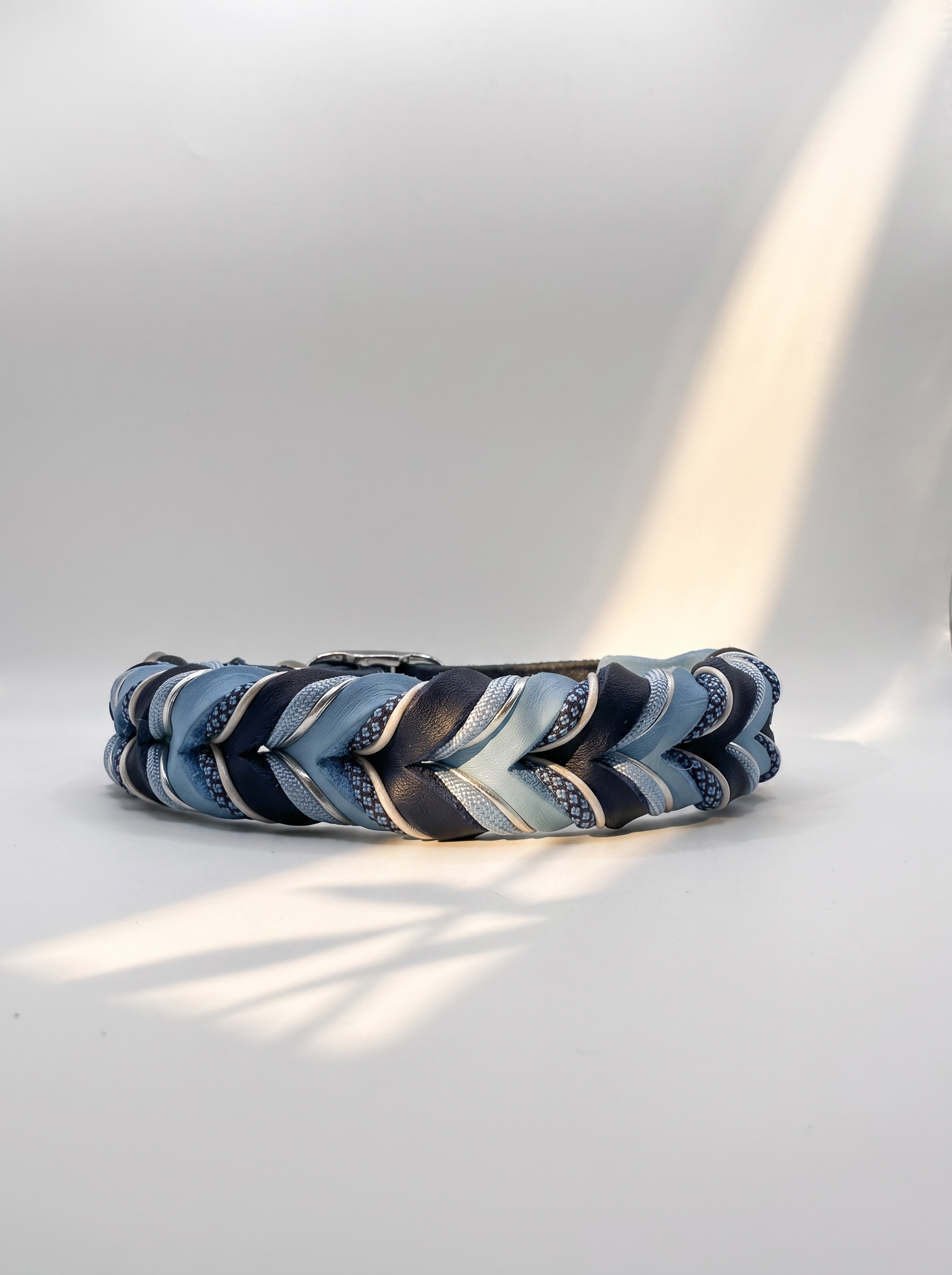 Lederhalsband geflochten in dunkelblau und hellblau. Mit silbernen Details versehen. Anpassbar und personalisierbar für jeden Hund. Verstellbares Lederhalsband. Ansicht Hinten 