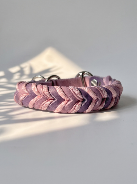 Lederhalsband in Orchidee und Flieder geflochten mit rosa und lila Details und zugstoppverschluss - Flechtteil