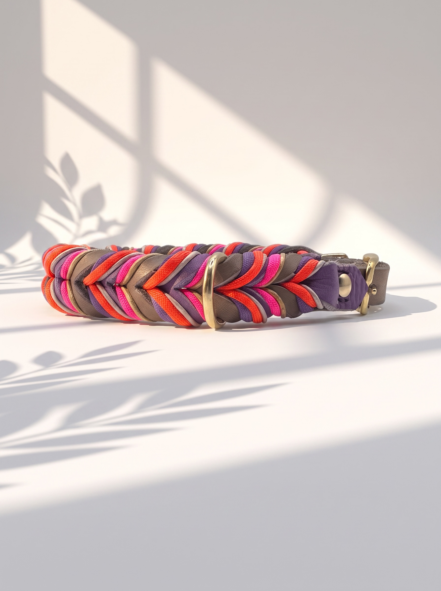 Hunde set aus Fettleder bestehend aus Halsband und Leine in den Farben: Braun und Orchidee mit lila, orangen, rosa und goldenen Details. Geeignet für kleine, mittlere und große Hunde da es individuell a das Gewicht und Größe angepasst wird. Ansicht Seite