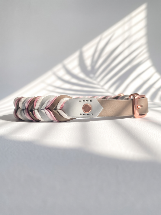 Lederhalsband geflochten in braun und grau mit weißen und rosa details. Handgefertigt und individuell gestaltbar. Ansicht Seite