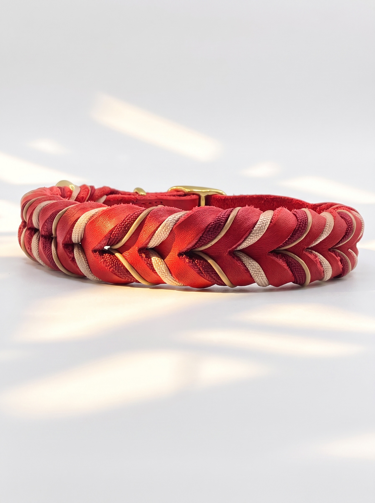 Lederhalsband und Lederleine in Rot mit beigen und goldenen Details. Geeignet für alle Hunde, da es auf das Gewicht des Hundes angepasst wird. Rückansicht Halsband 