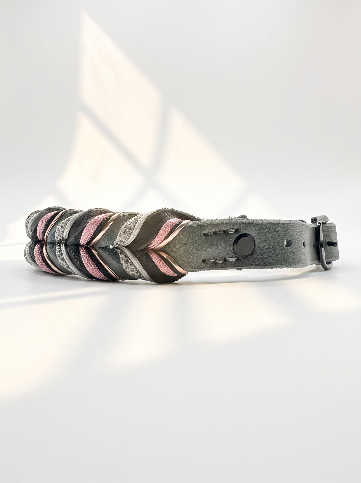 Hundehalsband aus Fettleder in schwarz & Grau mit rosa und Silber Details. Geflochtenes Lederhalsband in verschiedenen Breiten. Anpassbar und personalisierbar für deinen Hund. Seitenansicht flechtung 