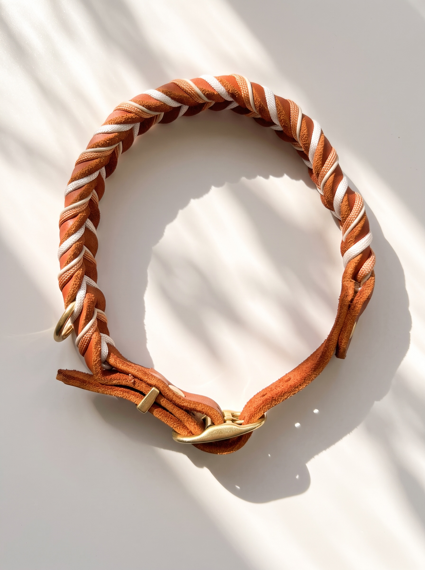 Hundeset aus Fettleder in Braun mit Kupfer und weißen Details. Lederhalsband und Lederleine Geeigent für kleine, mittlere und große Hunde, da es individuell an deinen Hund angepasst wird. Verschiedene Breiten und Längen personalisierbar. Halsband Draufsicht 
