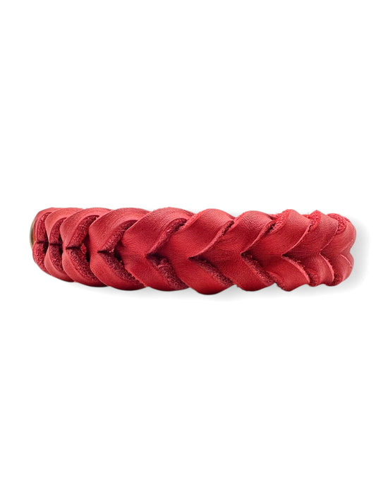 Lederhalsband in rot mit goldenen Details. Geeignet für kleine, mittlere und große Hunde, da das Halsband an das Gewicht und die Größe deines Hundes angepasst wird.