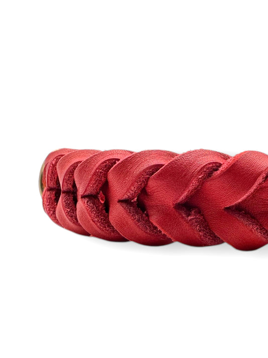 Lederhalsband in rot mit goldenen Details. Geeignet für kleine, mittlere und große Hunde, da das Halsband an das Gewicht und die Größe deines Hundes angepasst wird.