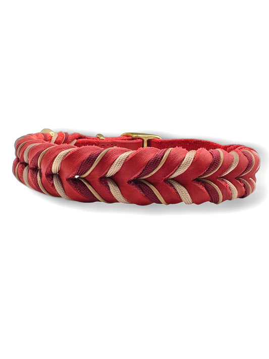 Hundehalsband aus Leder in rot mit beigen und goldenen Details. In verschiedenen Breiten erhältlich, somit geeignet für jede Hundegröße.