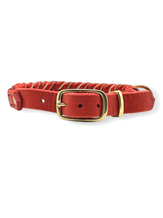 Hundehalsband aus Leder in rot mit beigen und goldenen Details. In verschiedenen Breiten erhältlich, somit geeignet für jede Hundegröße.