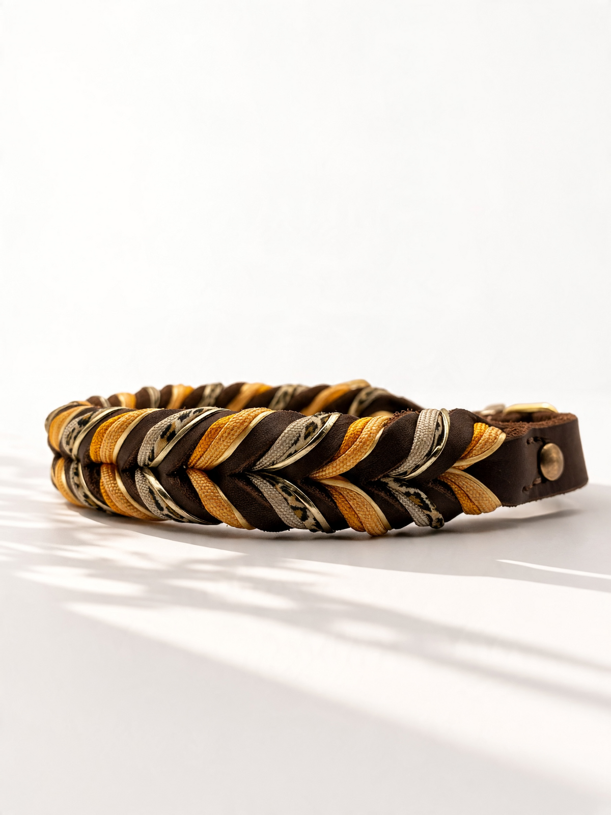 Hundehalsband aus Fettleder in schokobrau mit Leo Muster und gold gelben details. Handgemacht und individuell anpassbar. Ansicht Seite 