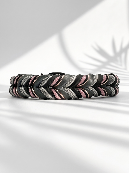 Hundehalsband aus Fettleder in schwarz & Grau mit rosa und Silber Details. Geflochtenes Lederhalsband in verschiedenen Breiten. Anpassbar und personalisierbar für deinen Hund. Ansicht details flechtung 