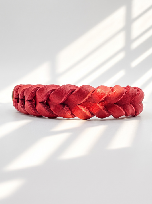 Lederhalsband in rot mit goldenen Details. Geeignet für kleine, mittlere und große Hunde, da das Halsband an das Gewicht und die Größe deines Hundes angepasst wird. Rückansicht 