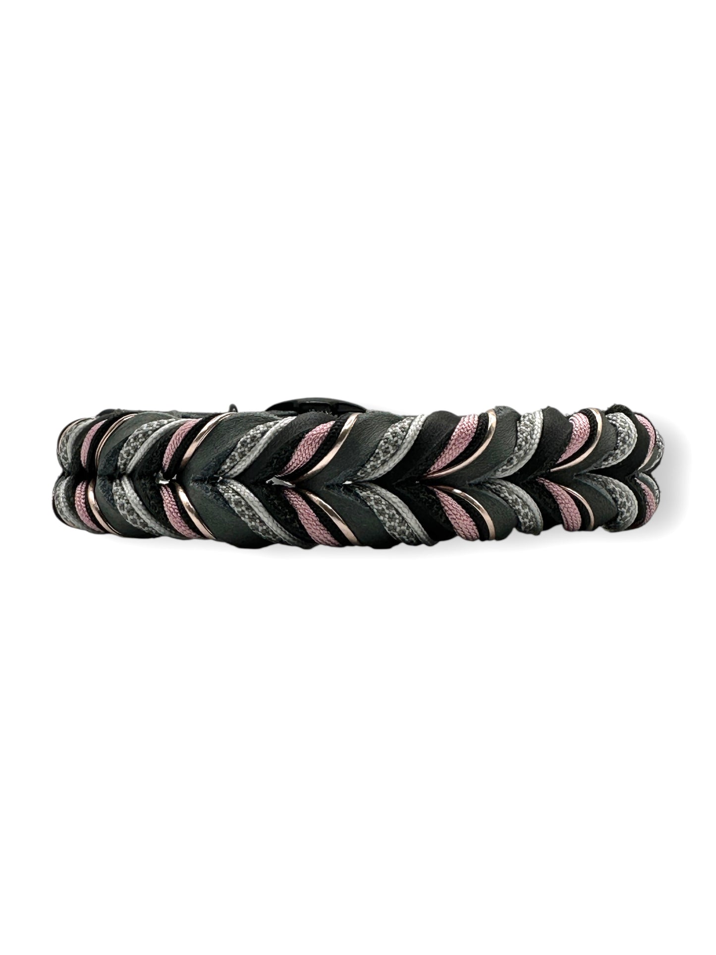 Hundehalsband aus Fettleder in schwarz & Grau mit rosa und Silber Details. Geflochtenes Lederhalsband in verschiedenen Breiten. Anpassbar und personalisierbar für deinen Hund.