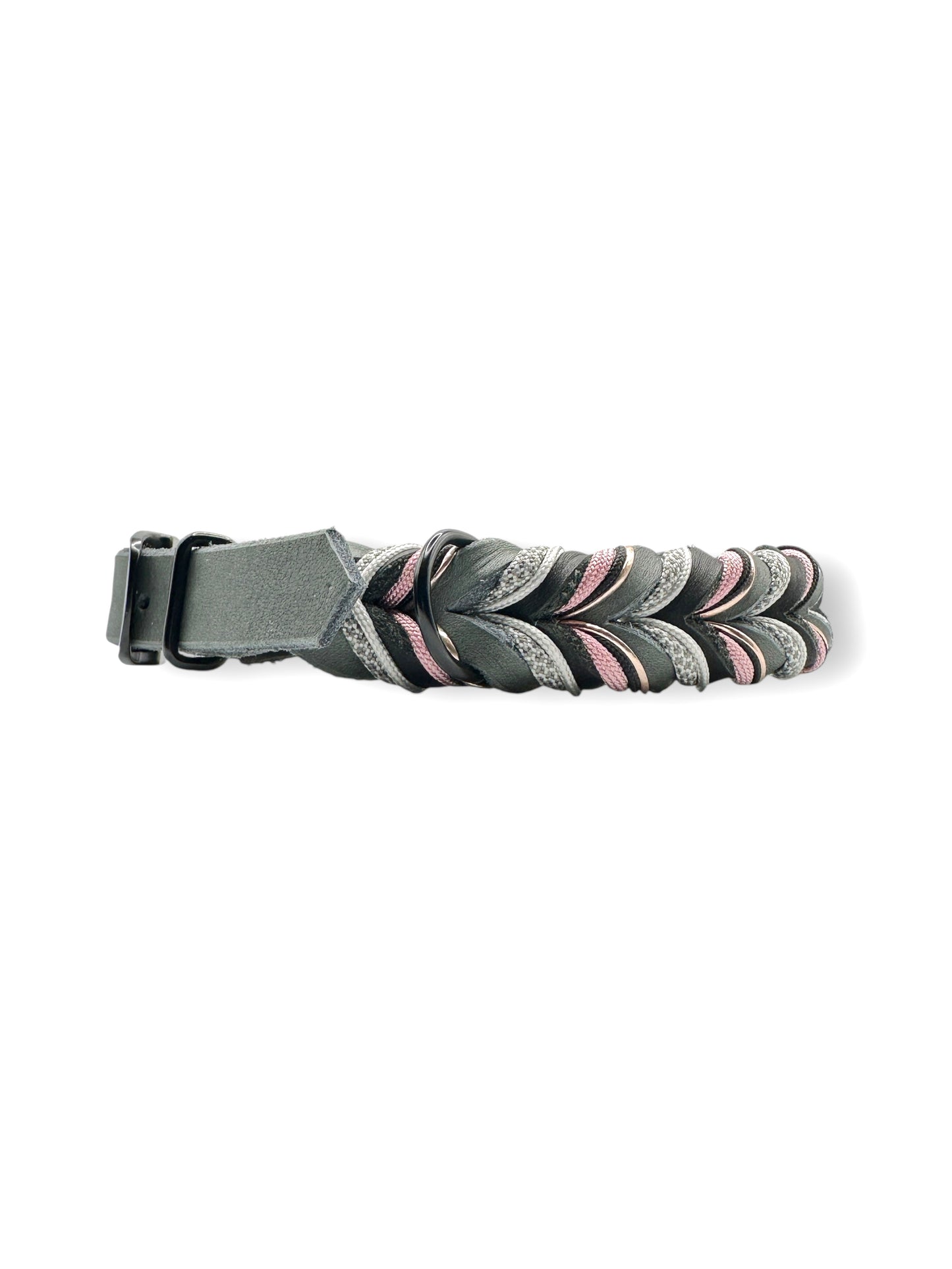 Hundehalsband aus Fettleder in schwarz & Grau mit rosa und Silber Details. Geflochtenes Lederhalsband in verschiedenen Breiten. Anpassbar und personalisierbar für deinen Hund.