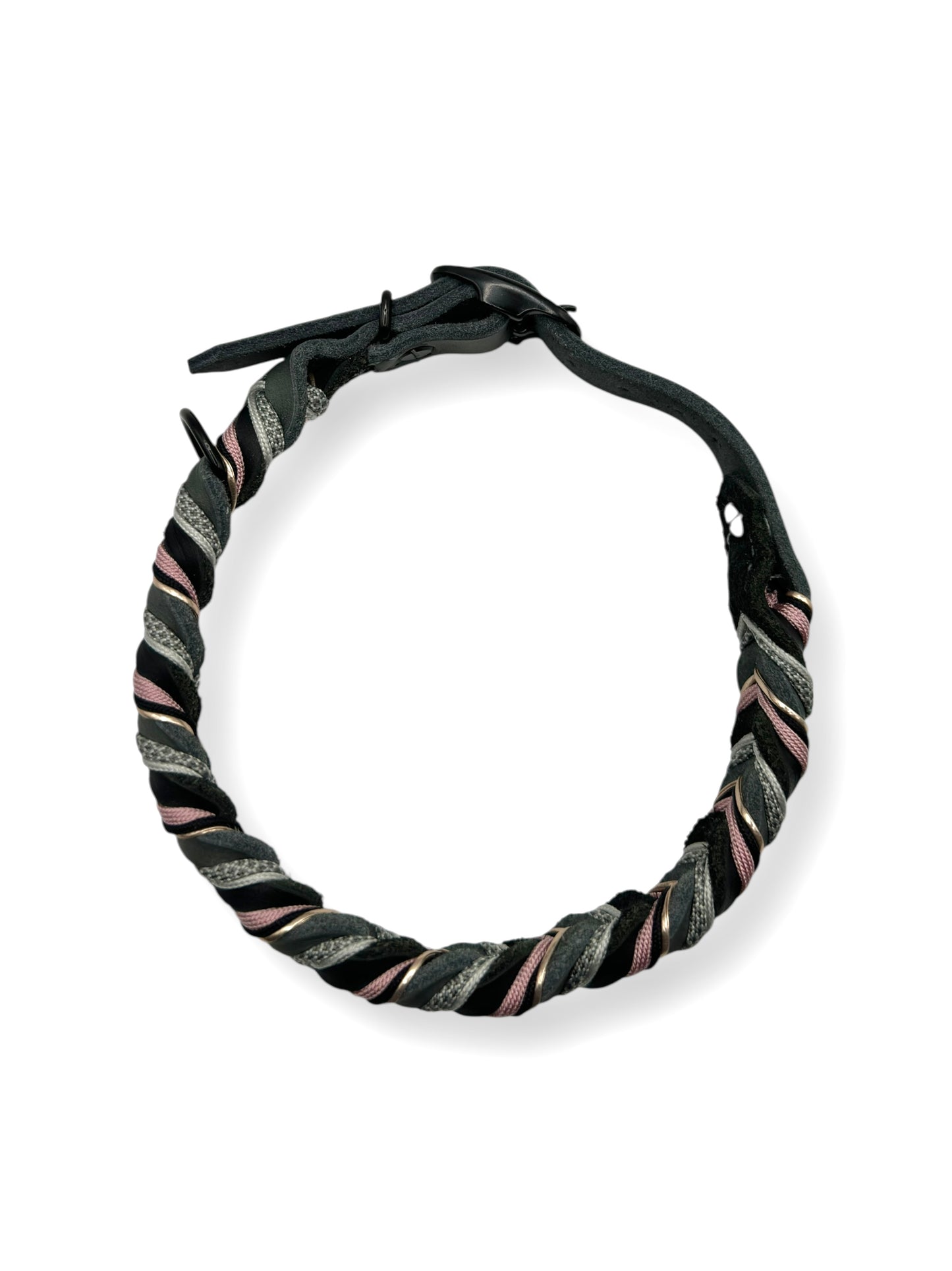 Hundehalsband aus Fettleder in schwarz & Grau mit rosa und Silber Details. Geflochtenes Lederhalsband in verschiedenen Breiten. Anpassbar und personalisierbar für deinen Hund.