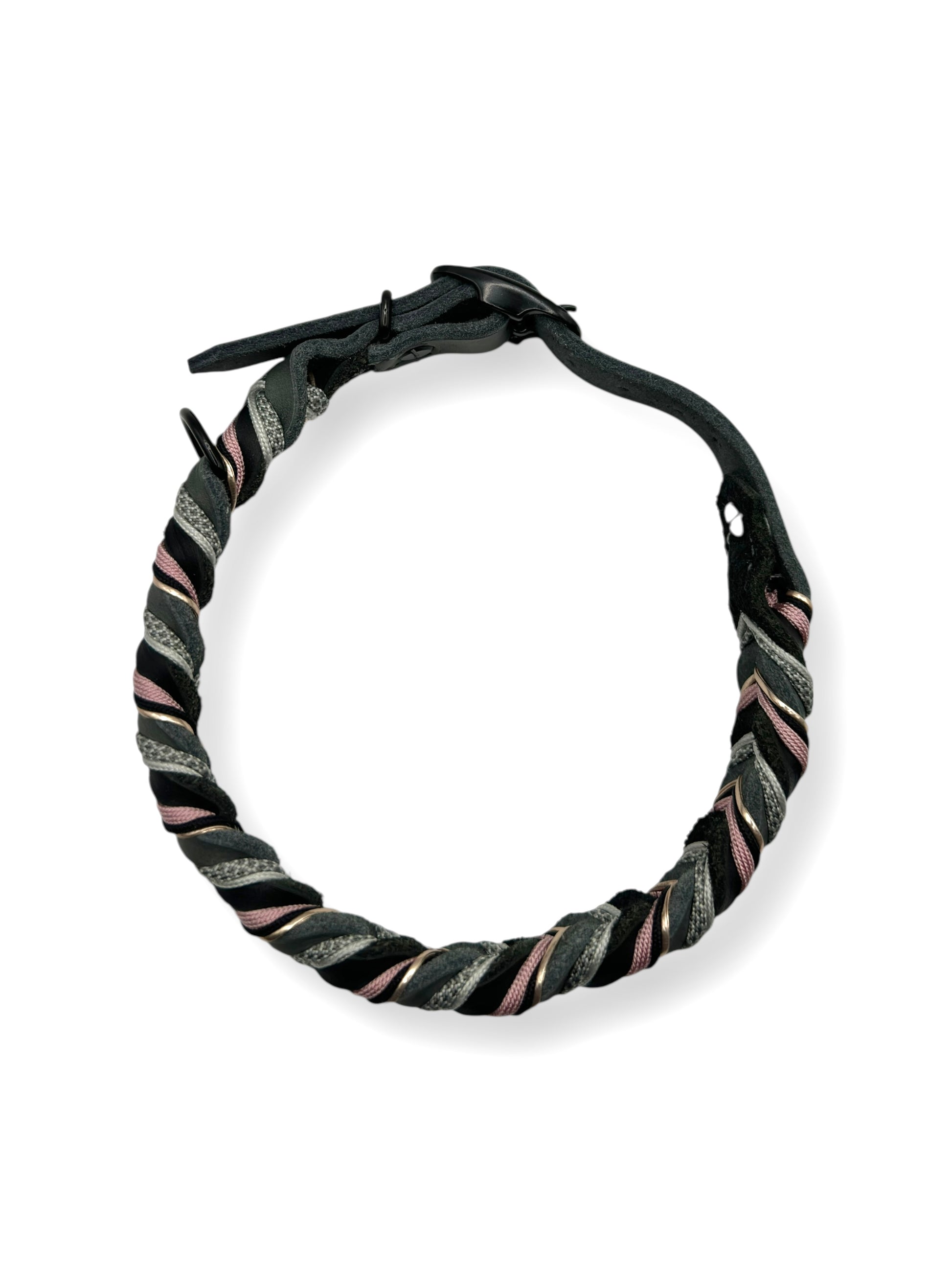 Hundehalsband aus Fettleder in schwarz & Grau mit rosa und Silber Details. Geflochtenes Lederhalsband in verschiedenen Breiten. Anpassbar und personalisierbar für deinen Hund.
