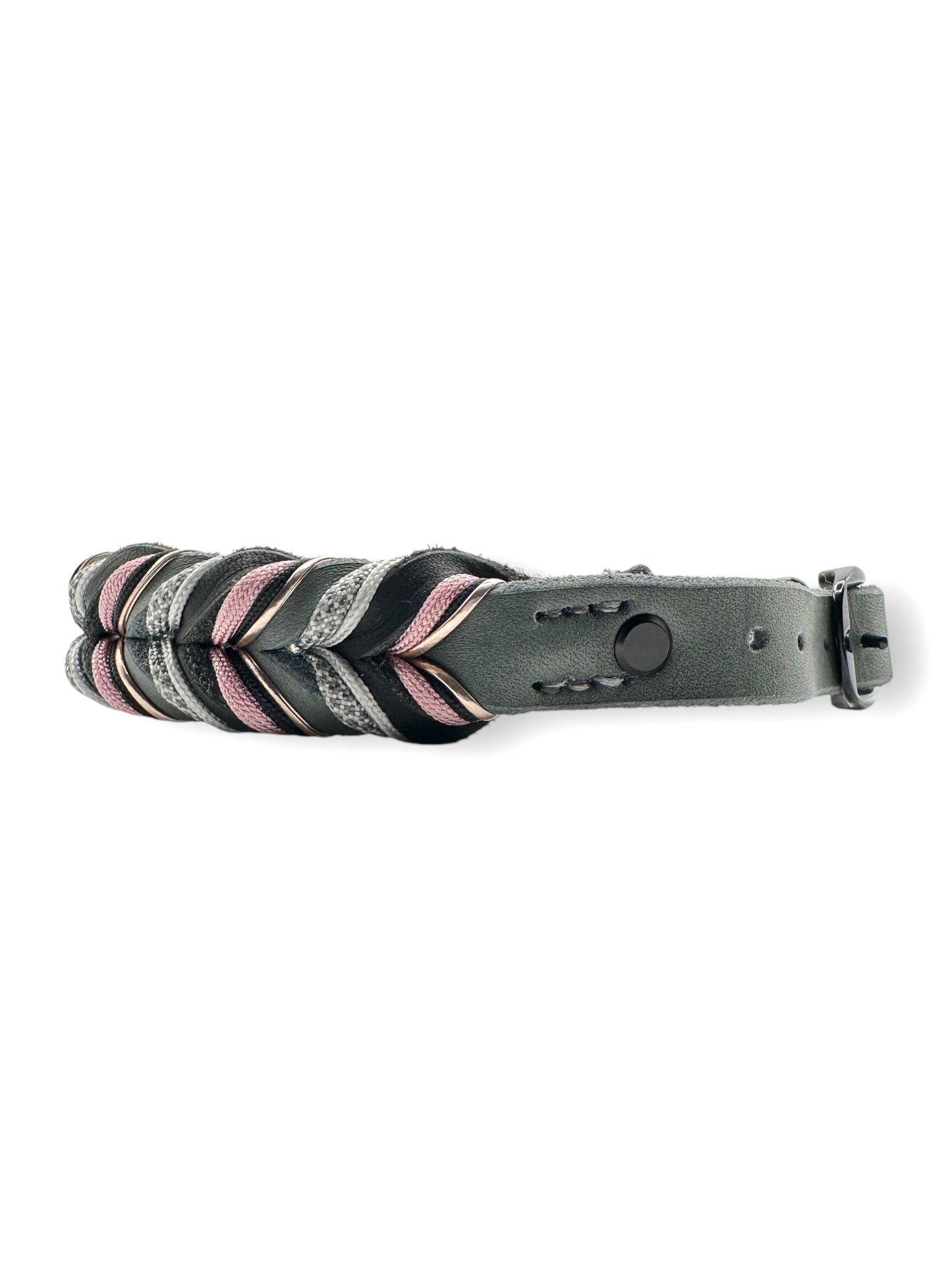 Hundehalsband aus Fettleder in schwarz & Grau mit rosa und Silber Details. Geflochtenes Lederhalsband in verschiedenen Breiten. Anpassbar und personalisierbar für deinen Hund.