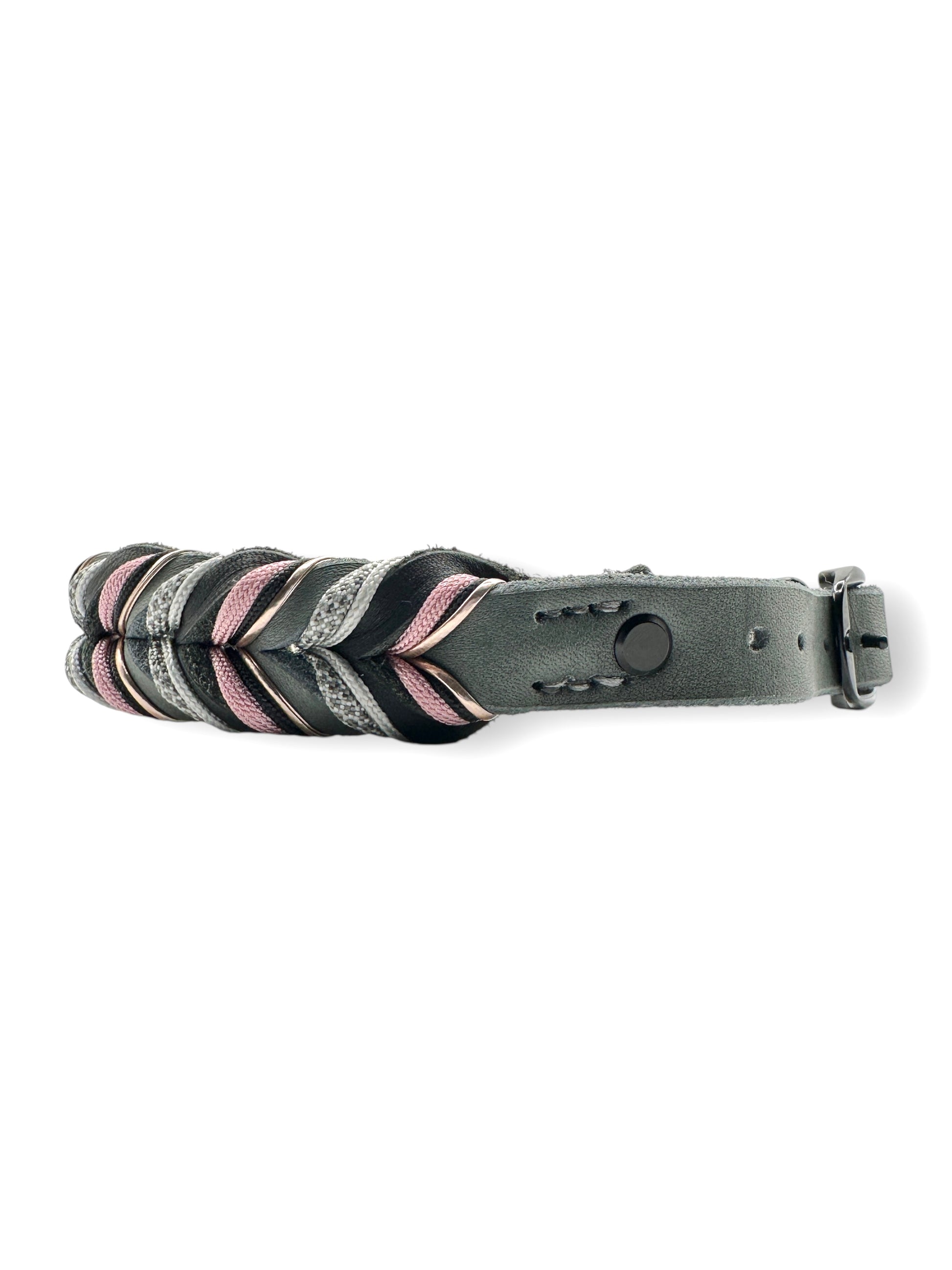 Hundehalsband aus Fettleder in schwarz & Grau mit rosa und Silber Details. Geflochtenes Lederhalsband in verschiedenen Breiten. Anpassbar und personalisierbar für deinen Hund.