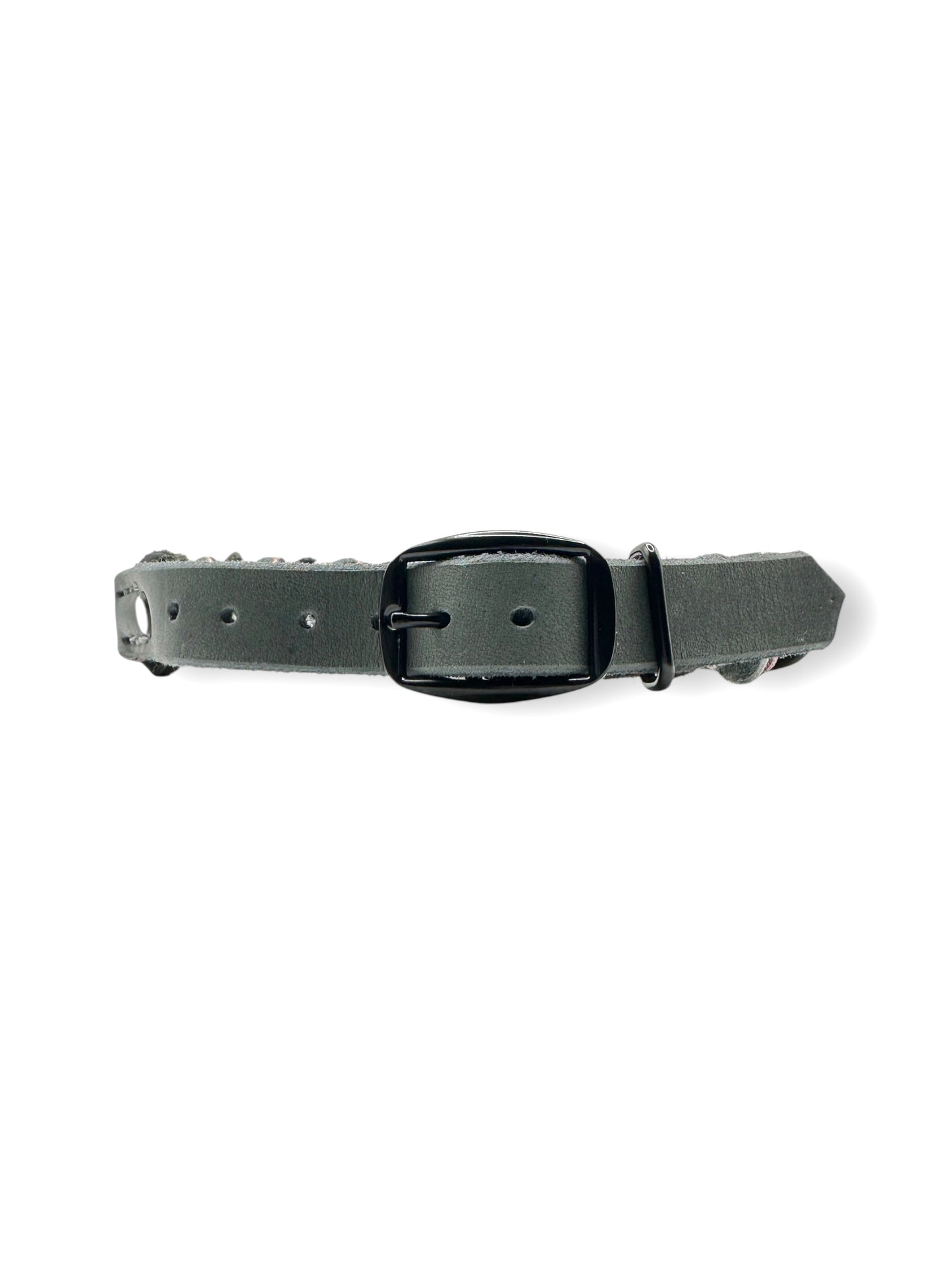 Hundehalsband aus Fettleder in schwarz & Grau mit rosa und Silber Details. Geflochtenes Lederhalsband in verschiedenen Breiten. Anpassbar und personalisierbar für deinen Hund.