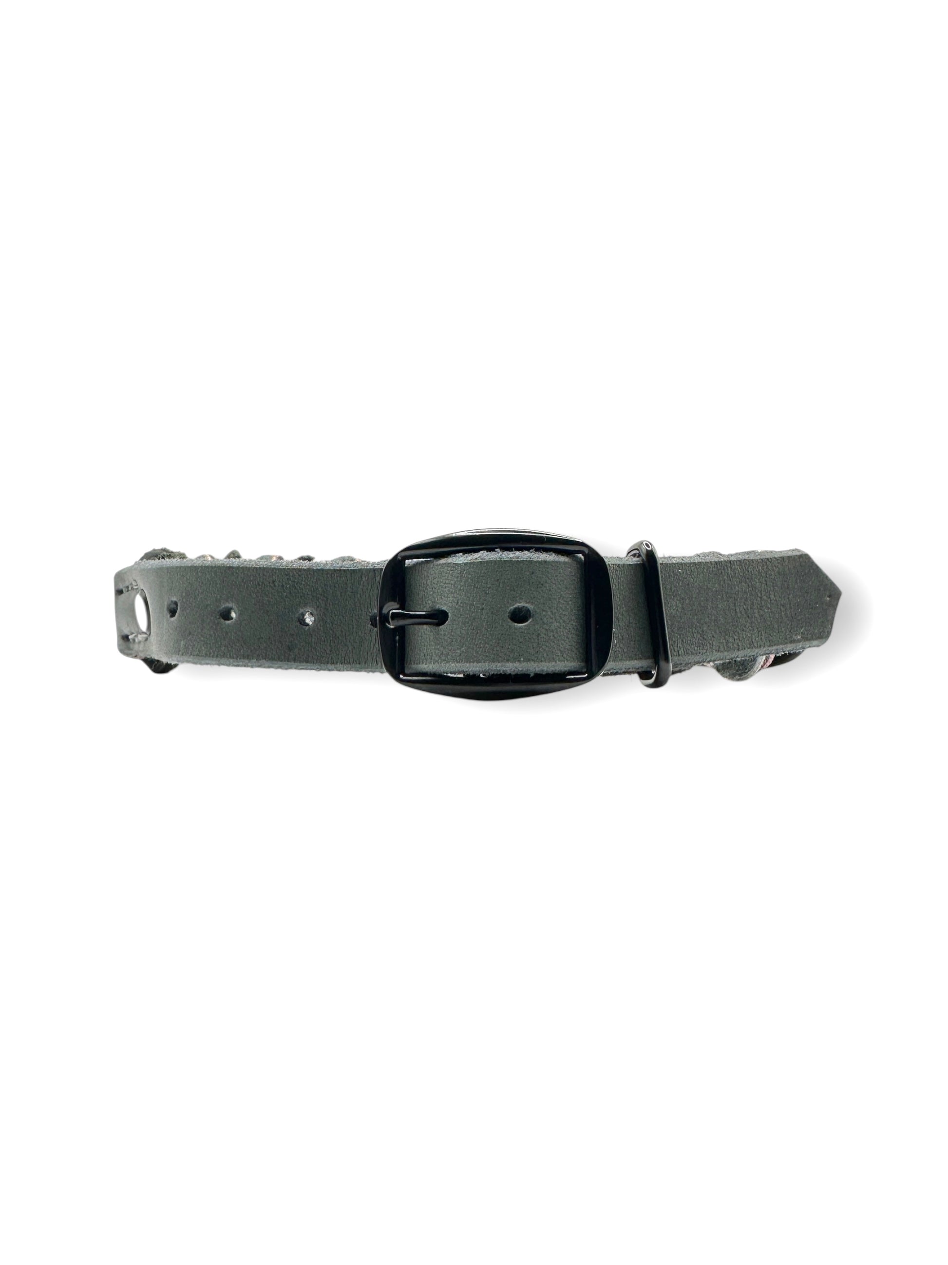 Hundehalsband aus Fettleder in schwarz & Grau mit rosa und Silber Details. Geflochtenes Lederhalsband in verschiedenen Breiten. Anpassbar und personalisierbar für deinen Hund.