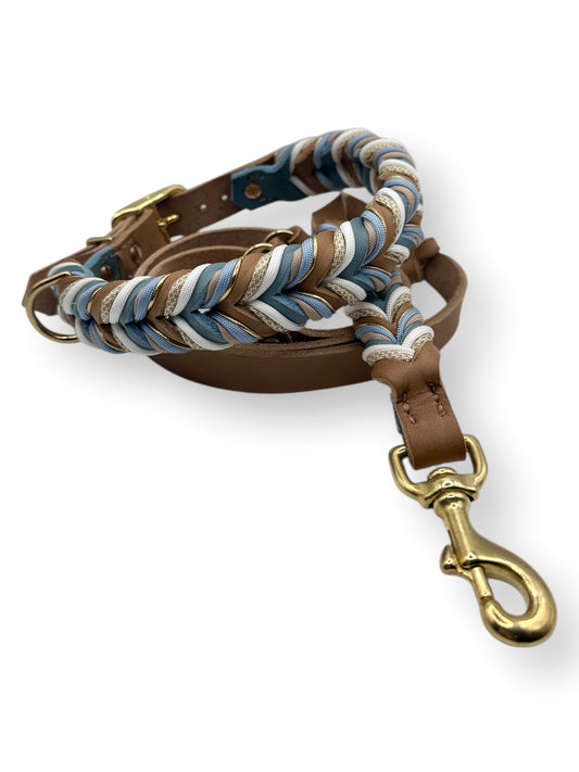 Lederhalsband und Lederleine in braun mit blauen und goldenen Details verflochten. Hunde set für kleine, mittlere und große Hunde, da es an das Gewicht des Hundes angepasst wird.