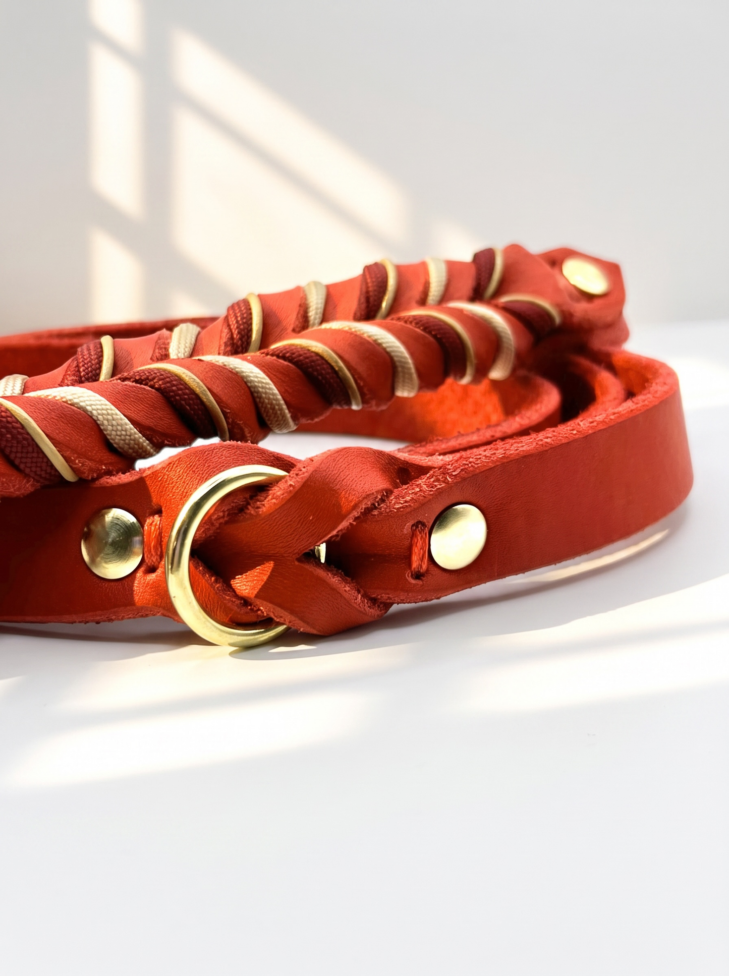 Lederhalsband und Lederleine in Rot mit beigen und goldenen Details. Geeignet für alle Hunde, da es auf das Gewicht des Hundes angepasst wird. Ansicht Leine Details 