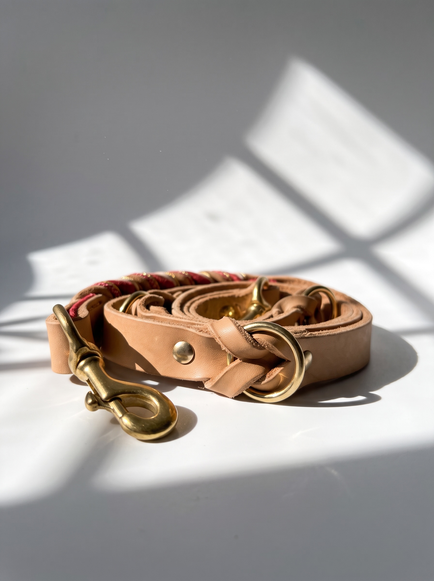 Hundeleine aus Leder geflochten in braun und rot mit goldenen Details. Zugstopp Verschluss. Individuell anpassbar für jeden Hund. Ansicht Verarbeitung ring