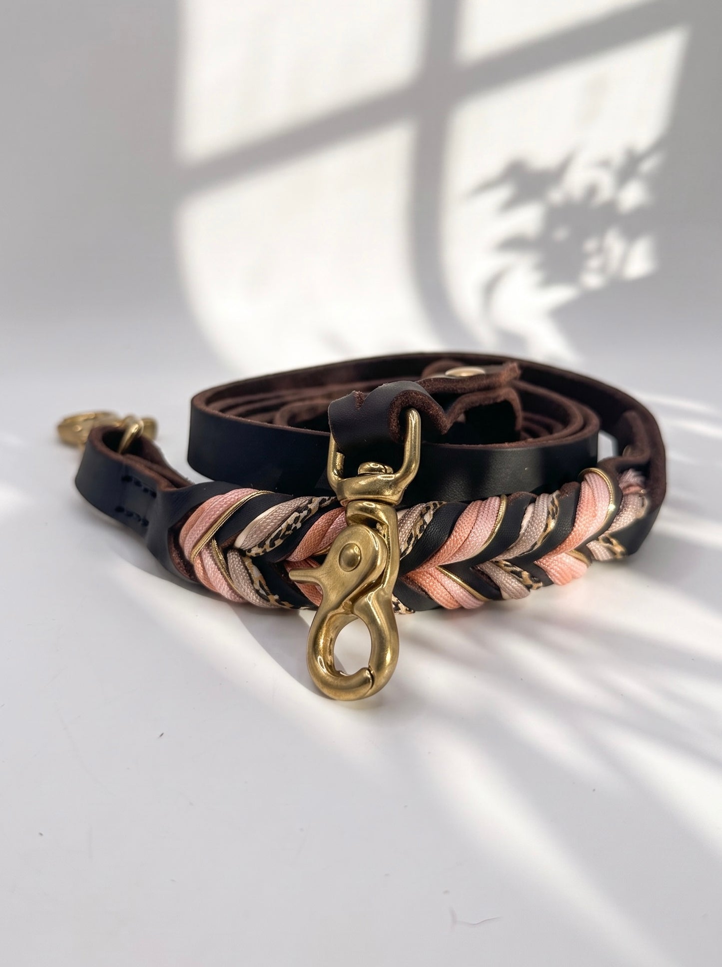 Lederleine geflochten mit Leo-Details und kupfer farbenen Details. Handgefertigt und individuell anpassbar an jede Hundegröße. Ansicht der Leine mit scherenkarabiner 