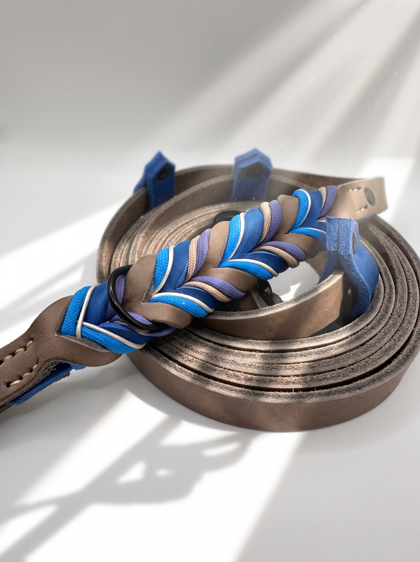 Lederleine geflochten in den Farben braun (Schlamm) und blau (Azurblau). Individuell anpassbar in Länge Breite und Farbe der Beschlägen. Ansicht Details Flechtung 