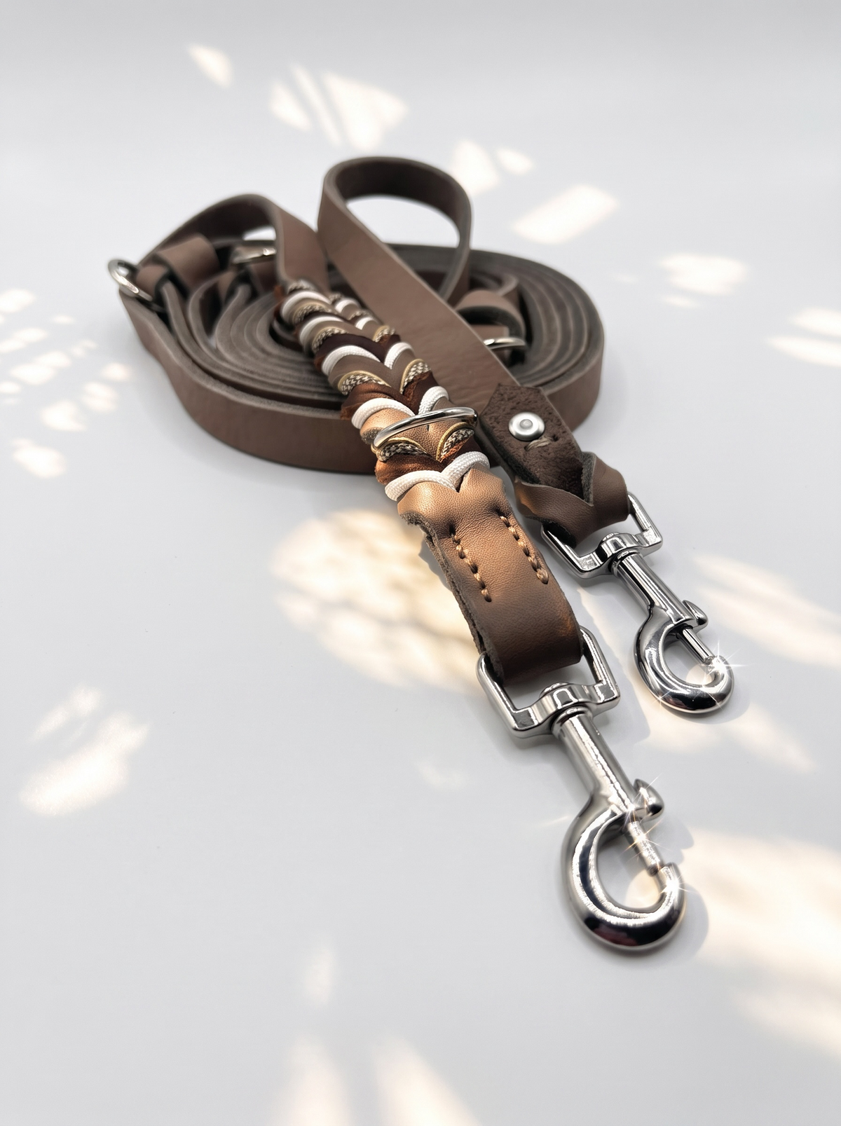 Lederleine für Hunde in braun geflochtene Hundeleine. Farben: Braun und Schlamm mit Details aus Paracord. Anpassbar an jede Hundegröße. Perfektes Weihnachtsgeschenk. Details Karabiner 