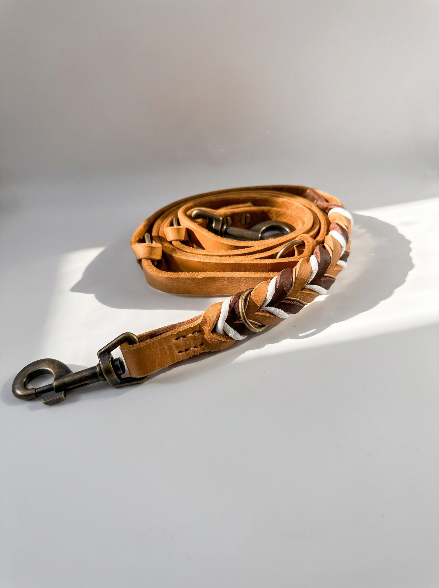 Lederleine geflochten in braun und Cognac mit weißen und goldenen Details. Länge und Breite wählbar. Ansicht der kompletten Leine 