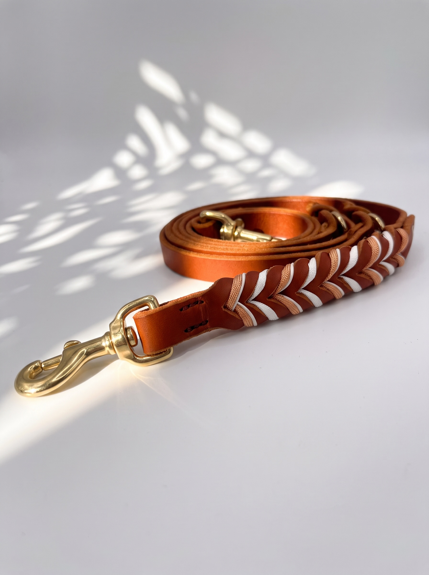 Hundeset aus Fettleder in Braun mit Kupfer und weißen Details. Lederhalsband und Lederleine Geeigent für kleine, mittlere und große Hunde, da es individuell an deinen Hund angepasst wird. Verschiedene Breiten und Längen personalisierbar. Leine 